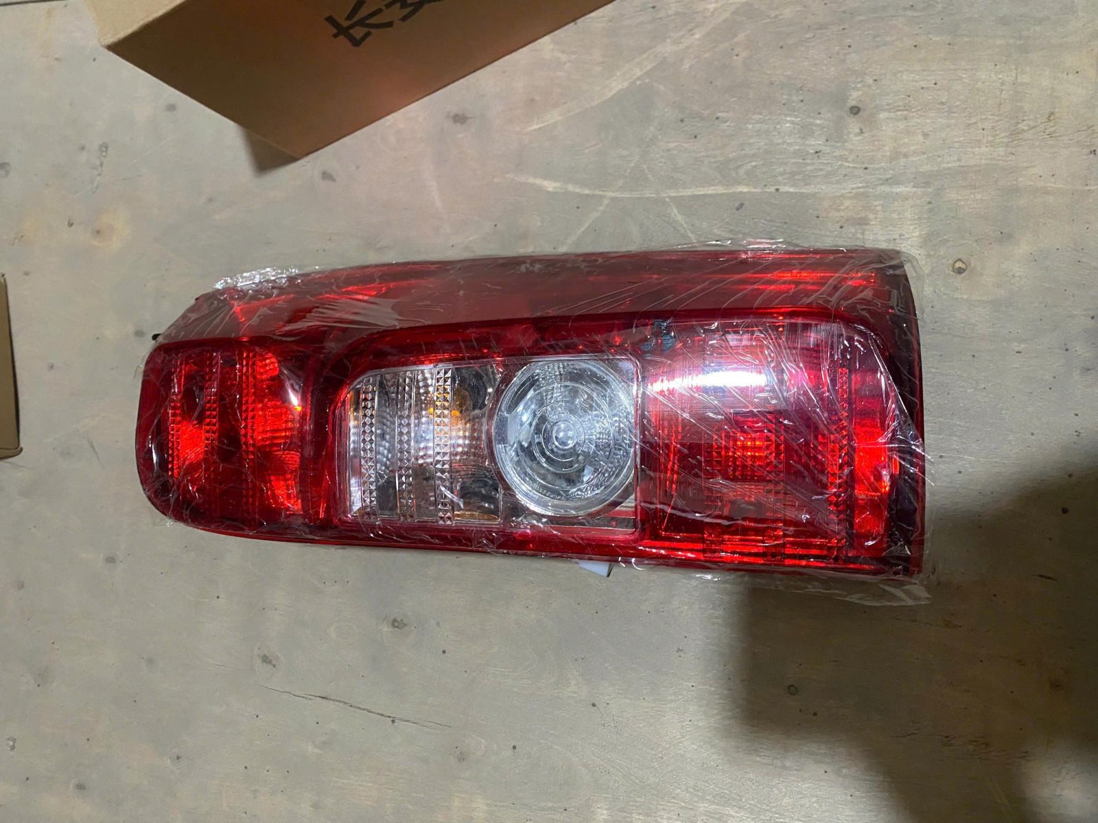 ĐÈN HẬU TERACO V8